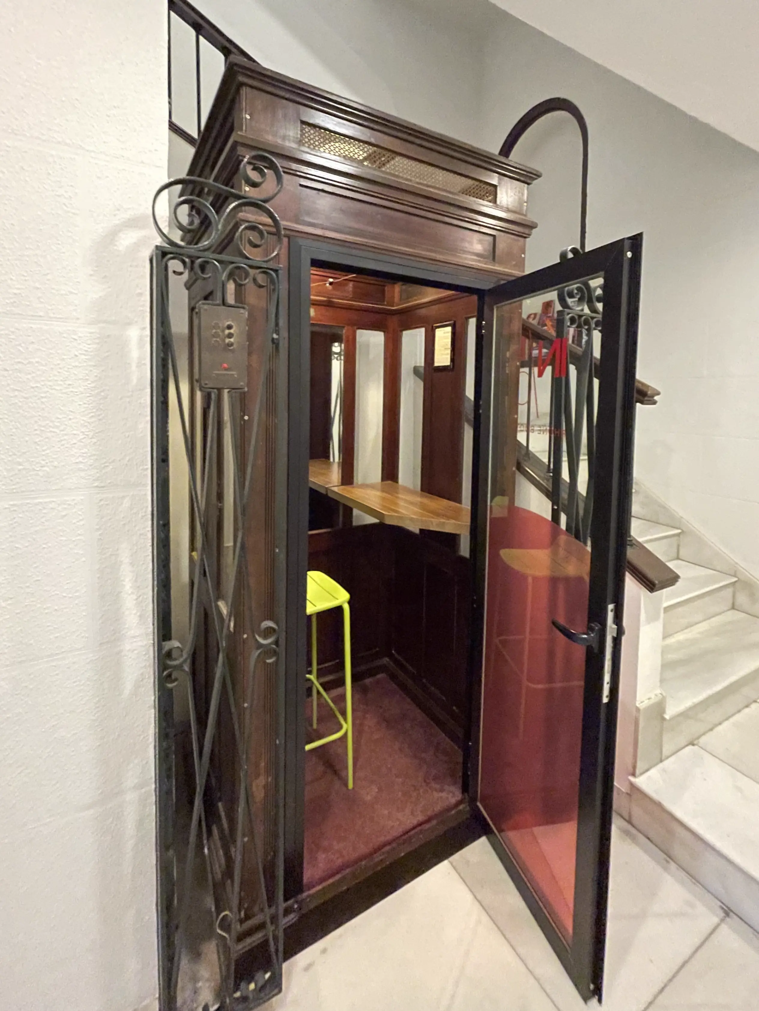 Acoustically isolated glass telephone cabin