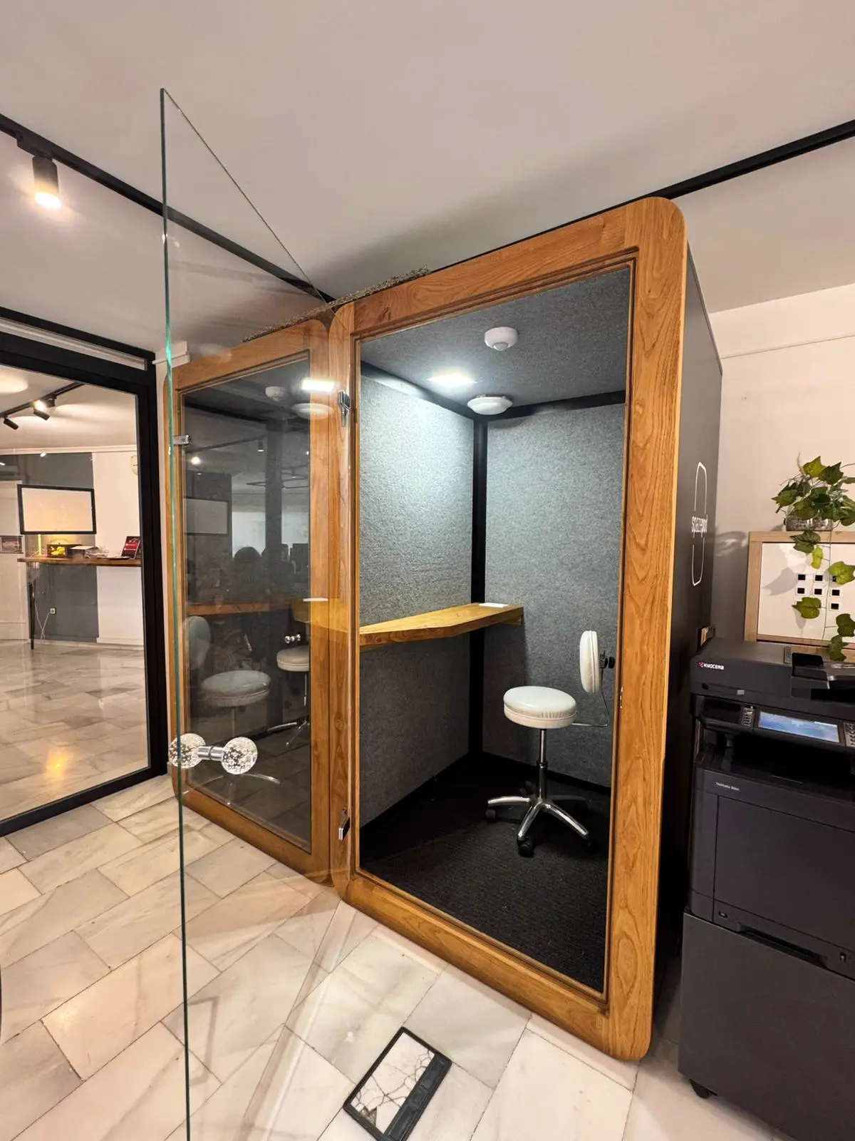 Phone Booth — photo 3