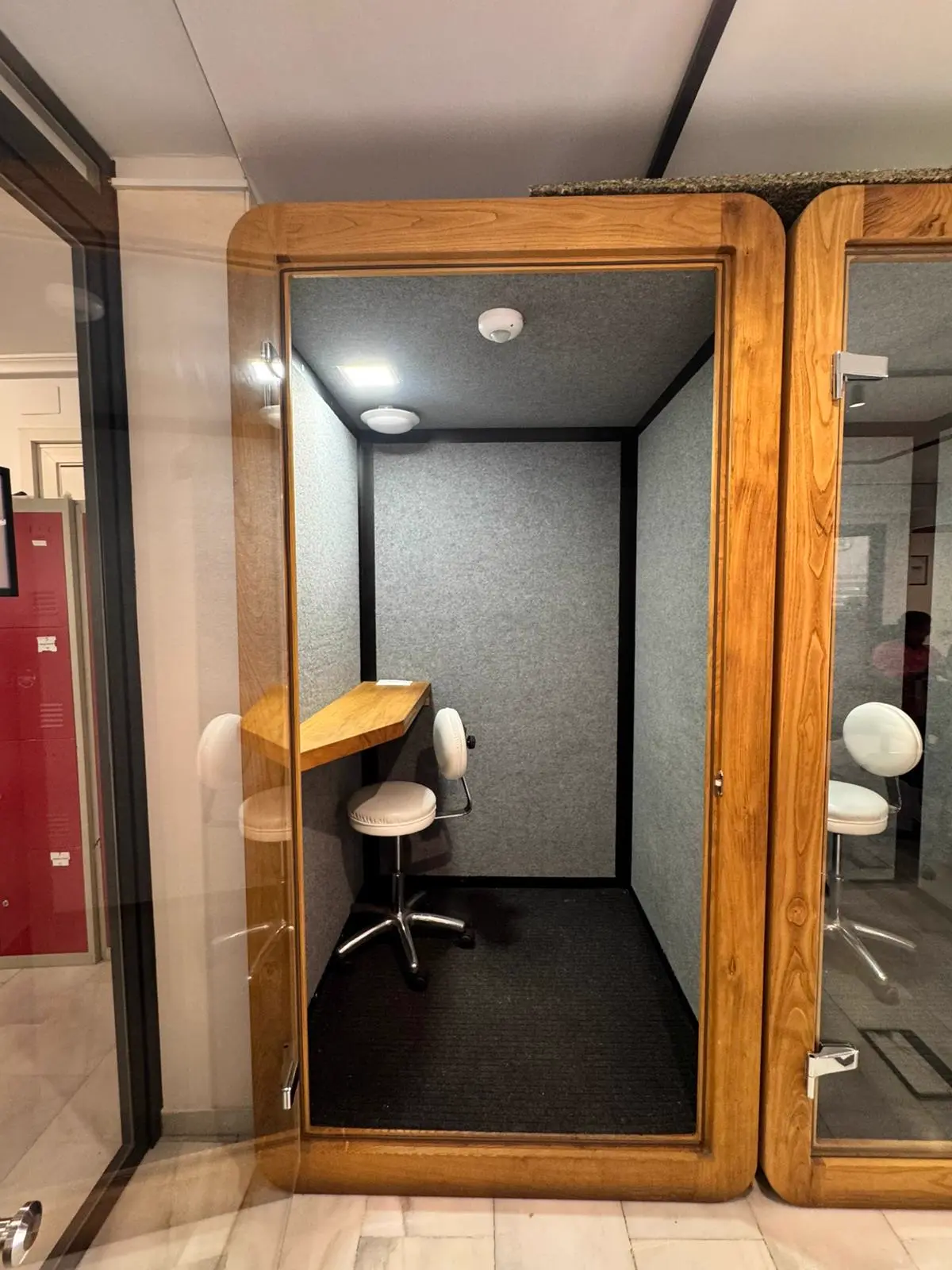 Phone Booth — photo 4