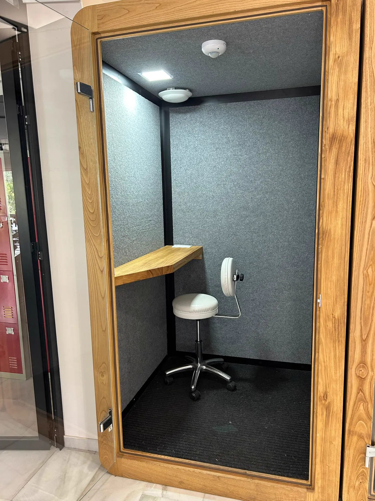 Phone Booth — photo 2