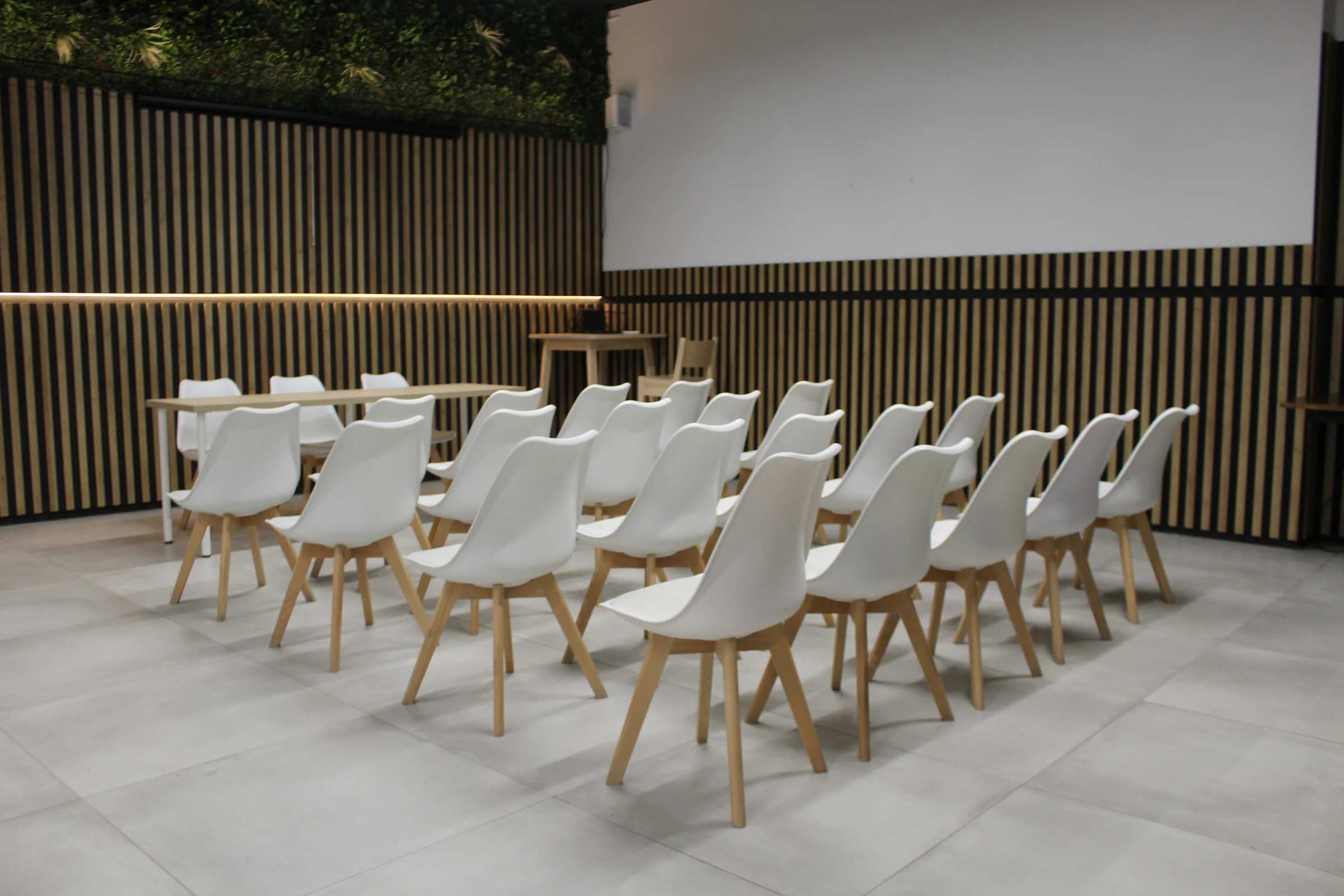 Compact workshop boardroom for small teams