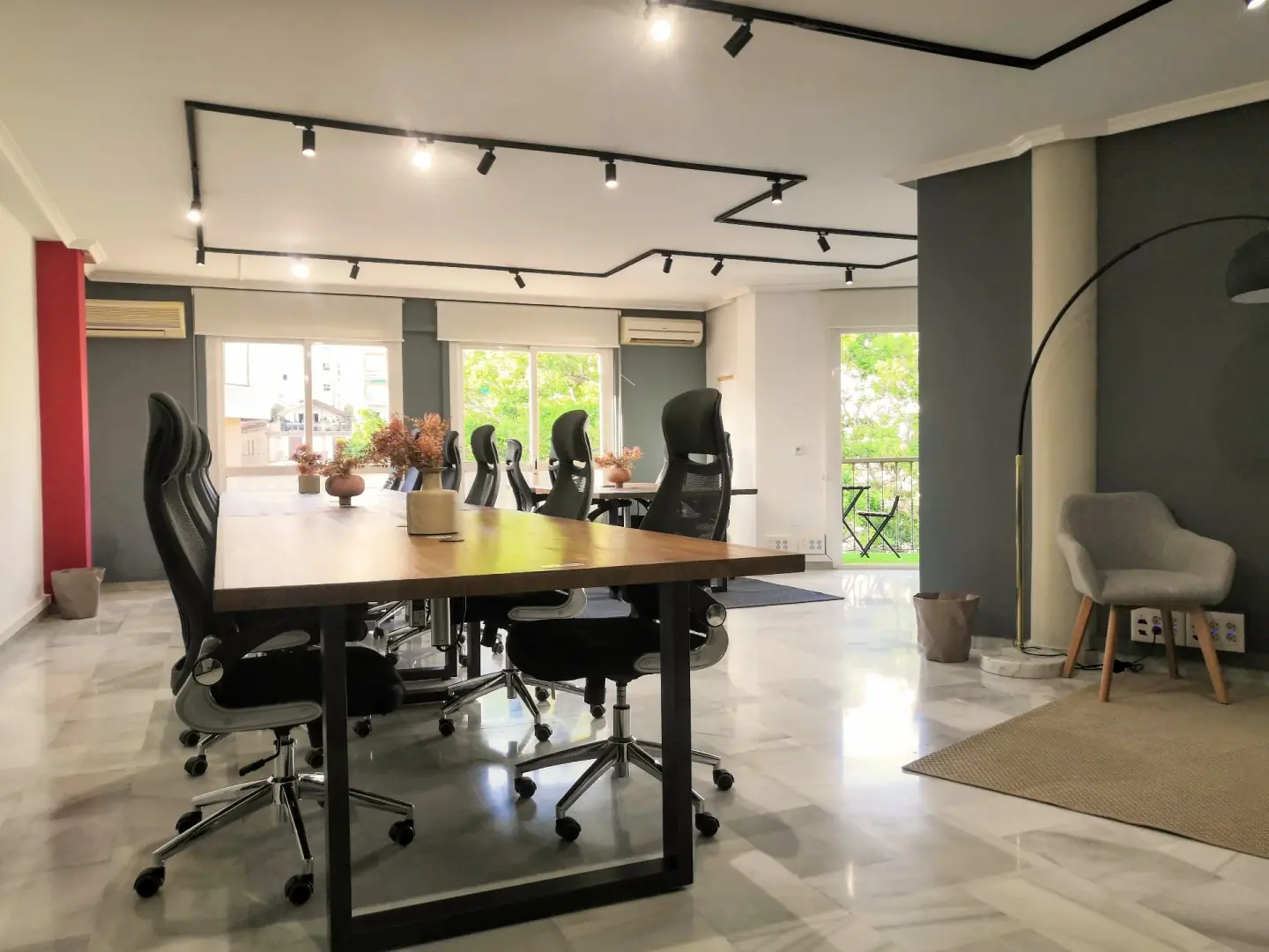 Vibrant open desks with natural horizon light