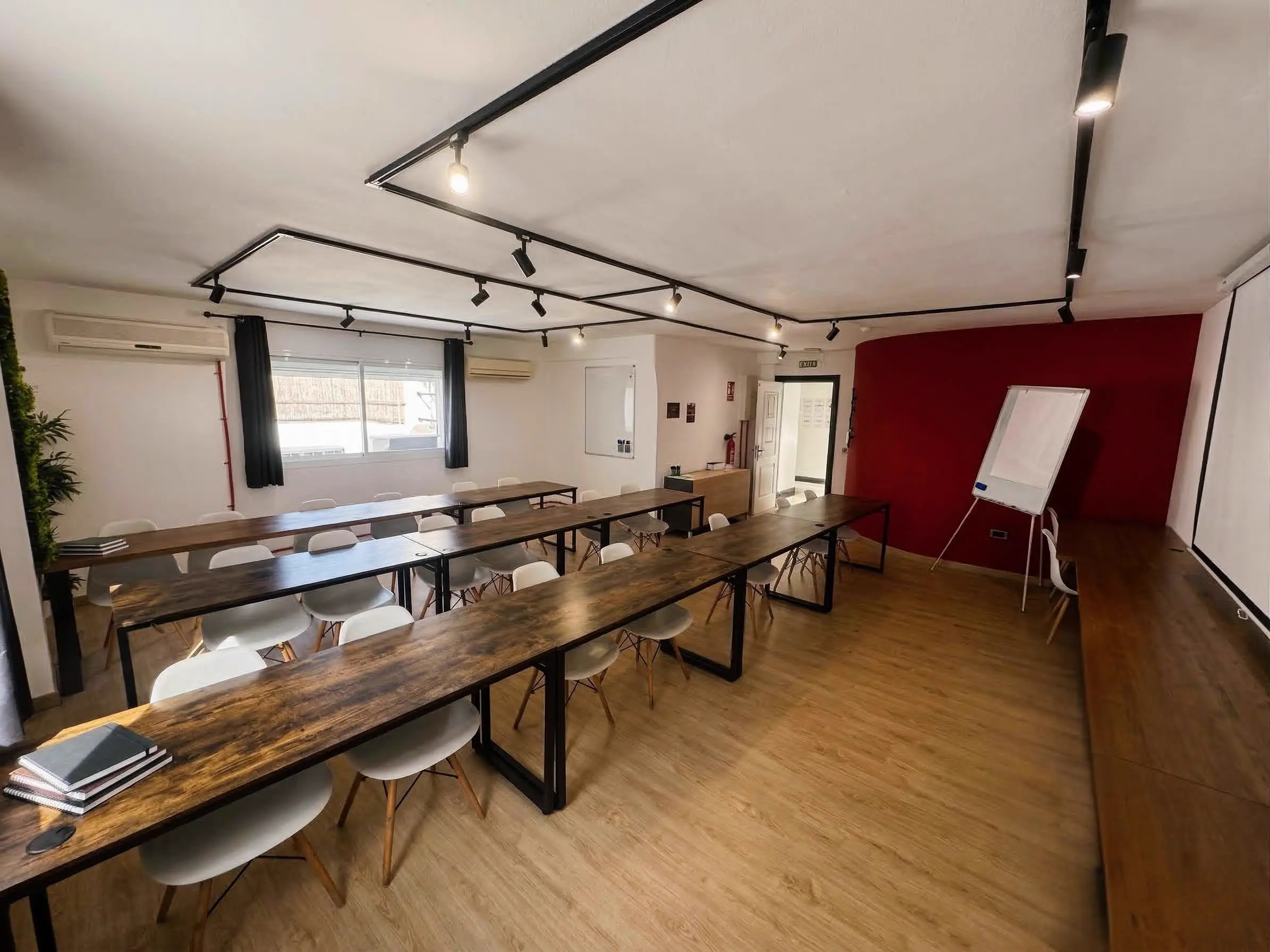 High-capacity dynamic training classroom