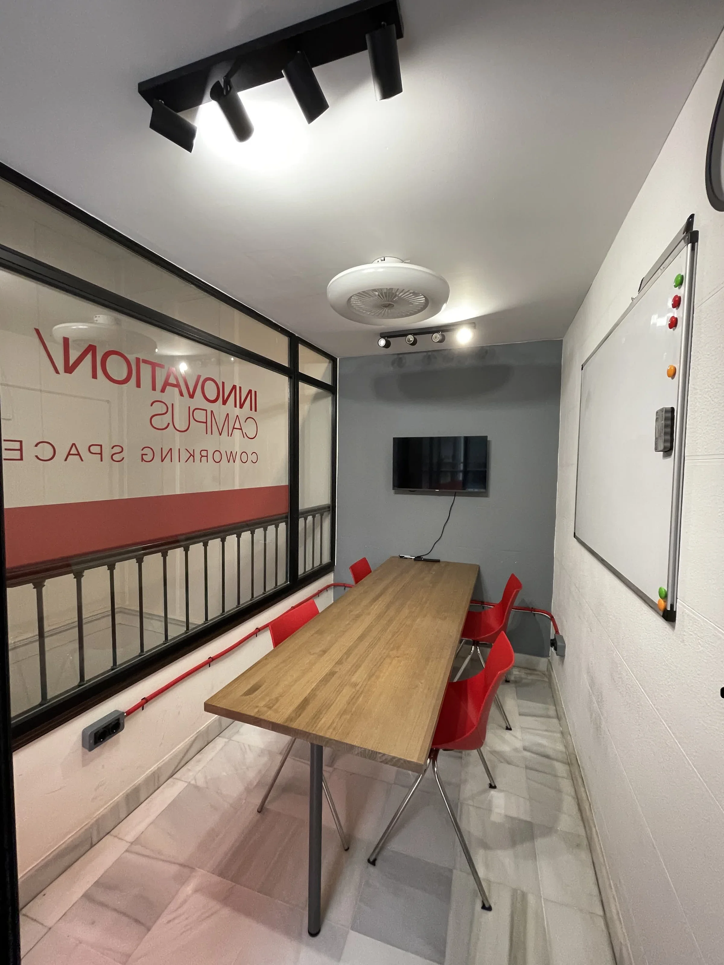 Dynamic training workshop setup with tables