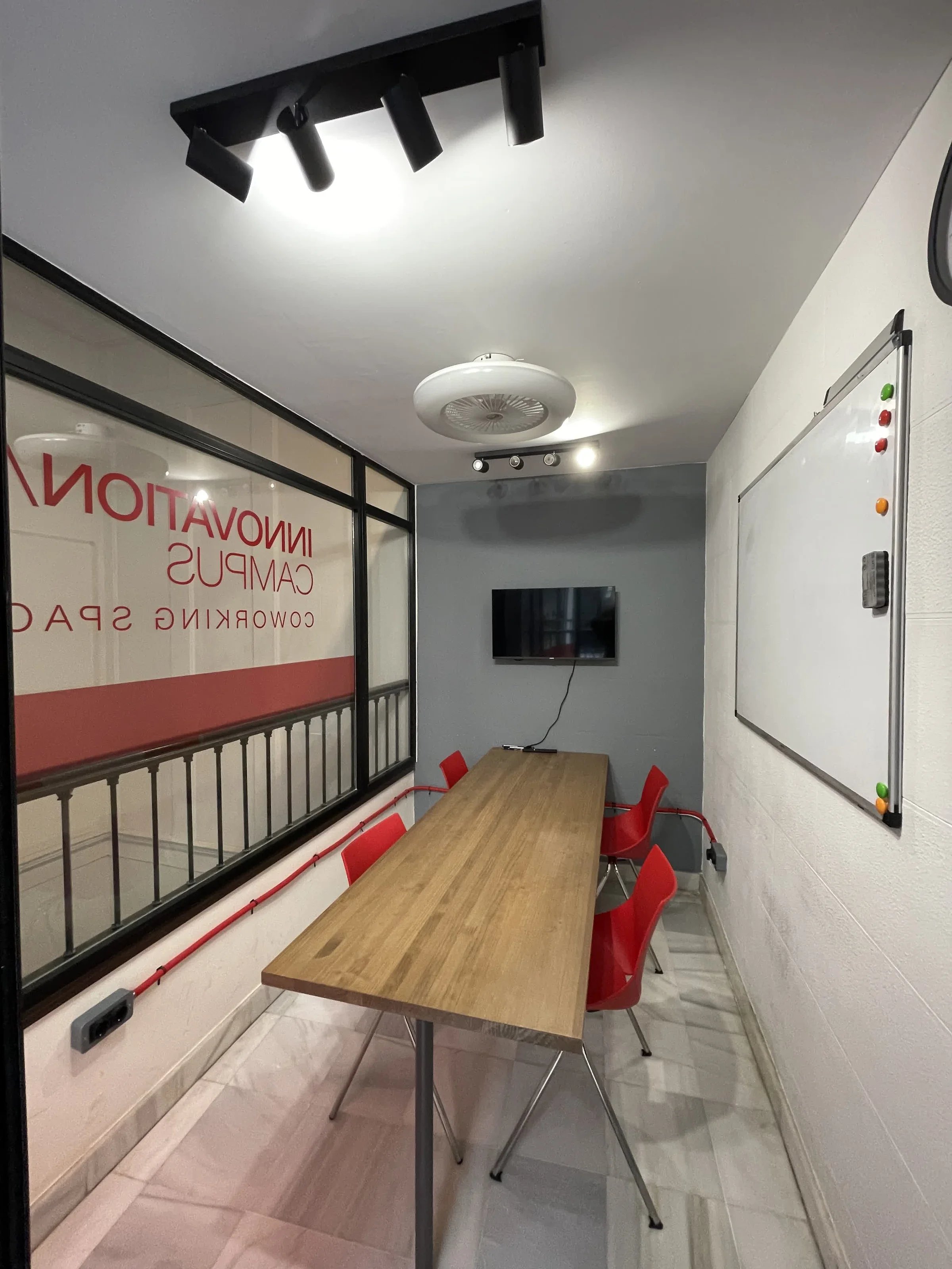Interactive lecturing tables with TV and whiteboard